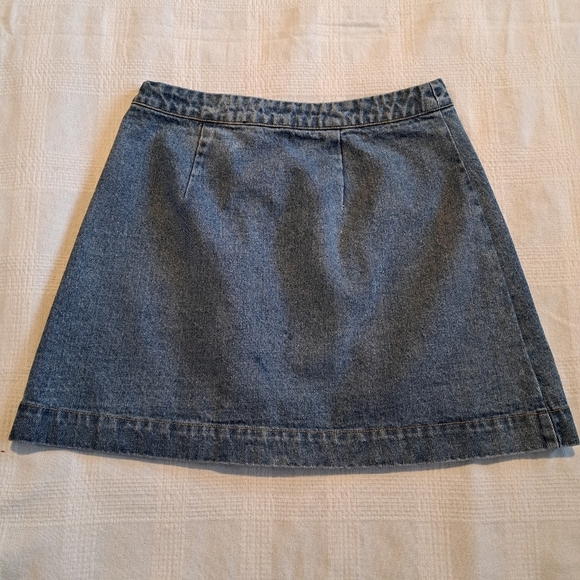 Lulu's women's size small jean skirt, 6 button front closure - Picture 3 of 5